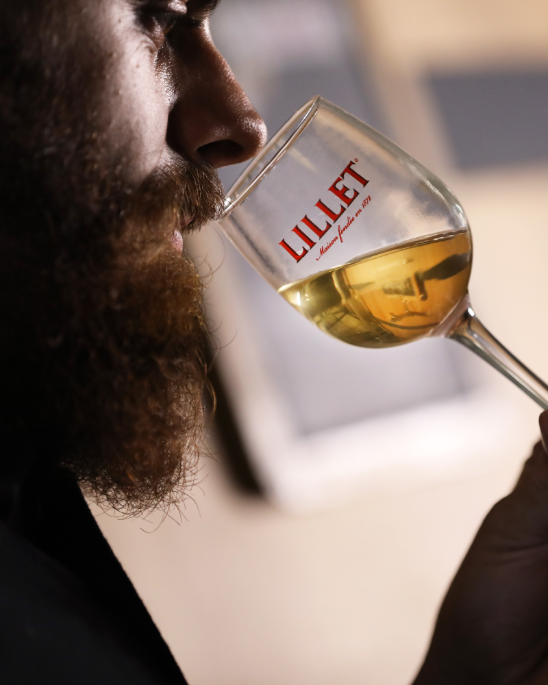 Photo homme qui boit un verre de vin Lillet