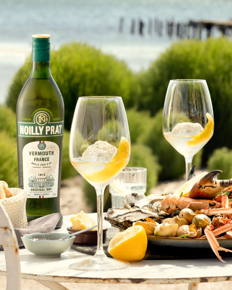 Photo de table de fruits de mer avec bouteille de vin Noilly Prat